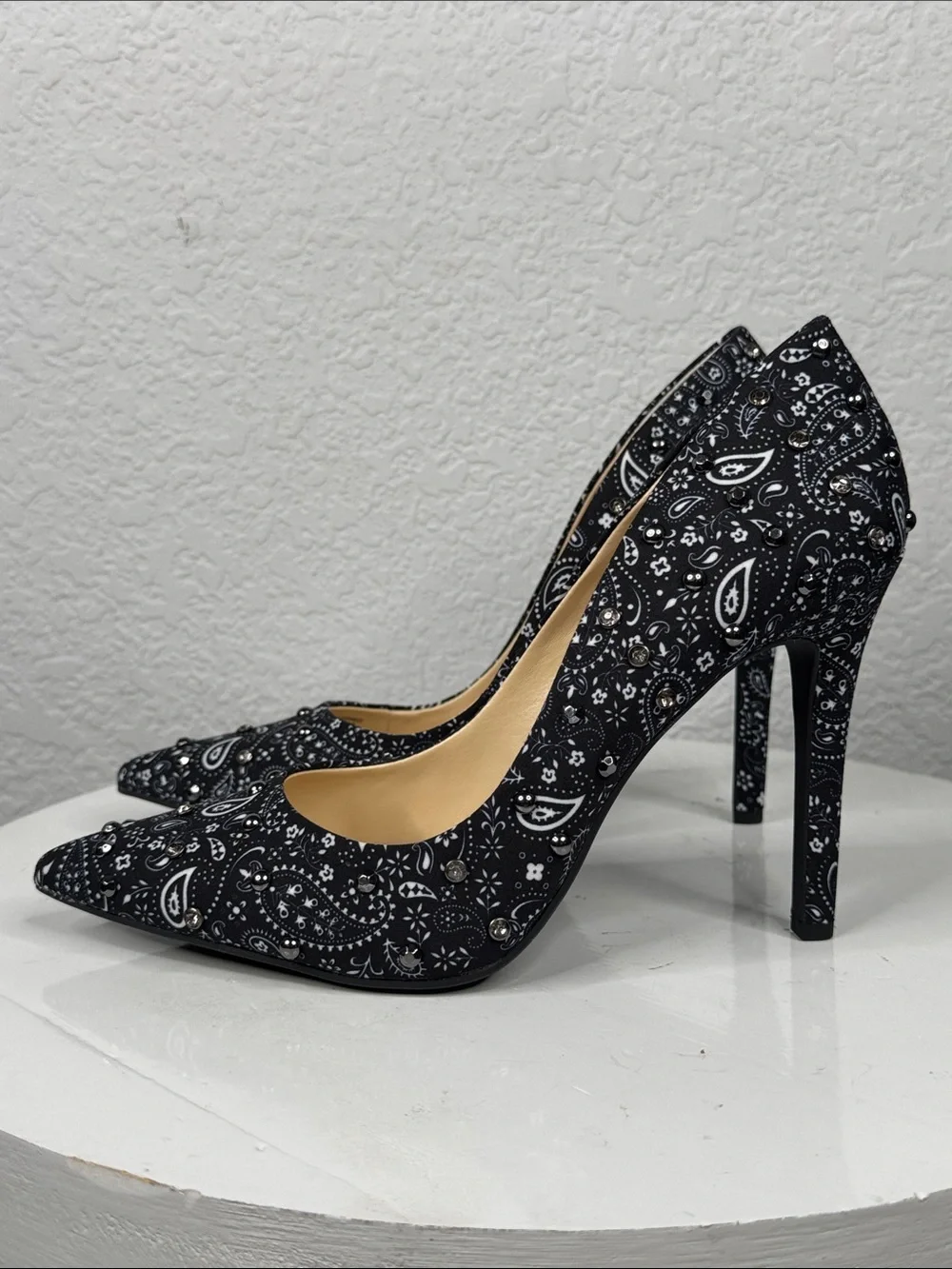 JESSICA SIMPSON CASSANI BANDANA PRINT STUDDED POINTED TOE STILETTO HEELS NIB 9